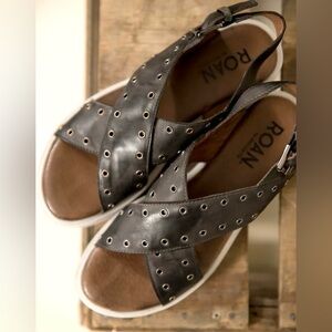 Roan by Bed Stu Bosco Gray Leather Grommet Platform Sandals Size 7.5